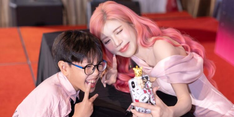 “Độc lạ” họp fan của Trang Pháp: Fan nhí được bố mẹ đưa đến gặp thần tượng