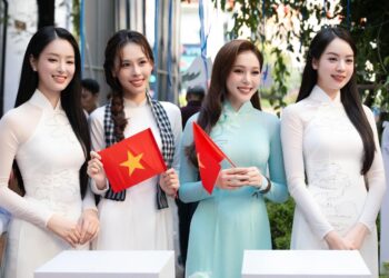 Thanh Thủy, Bùi Khánh Linh, Kiều Duy, Ngọc Hằng tặng cờ Việt Nam đến du khách quốc tế