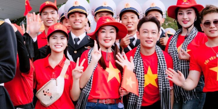 Hoa hậu Hoàng Thanh Nga, Lâm Khánh Chi hòa chung niềm tự hào cùng các chiến sĩ tại Quân đoàn 34