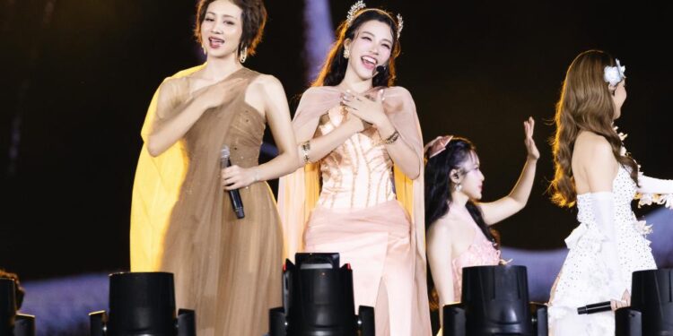 Hơn một thập kỷ đăng quang, Á hậu Hoàng Oanh catwalk tại concert Chị Đẹp vẫn khiến fan vỡ oà