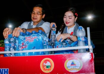 Hoa hậu Hoàng Thanh Nga lan tỏa tinh thần yêu nước khi hỗ trợ các chiến sĩ diễu binh, diễu hành