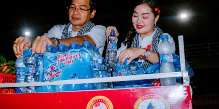 Hoa hậu Hoàng Thanh Nga lan tỏa tinh thần yêu nước khi hỗ trợ các chiến sĩ diễu binh, diễu hành