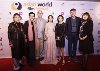 “Ca sĩ tỉ phú’” Hà Phuơng nghẹn ngào, chia sẻ kỉ niệm với nam minh tinh Richard Chamberlain