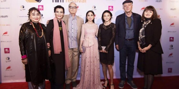 “Ca sĩ tỉ phú’” Hà Phuơng nghẹn ngào, chia sẻ kỉ niệm với nam minh tinh Richard Chamberlain