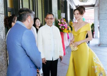 Lý Nhã Kỳ được đích thân “Vua ngọc bích” Soofeen Hu mời sang dự triển lãm và khai trương tại Đài Bắc