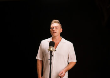 Ca sĩ ngoại quốc Kyo York hát mừng Phật đản