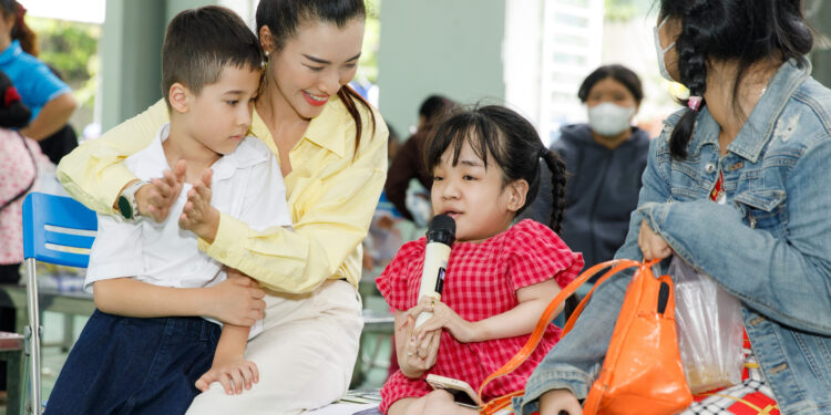 Á hậu Hoàng Oanh xúc động hội ngộ các em nhỏ khuyết tật tại Tây Ninh sau 10 năm 