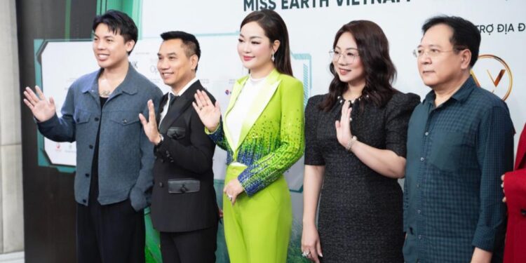 Hoa hậu Hoàng Thanh Nga tất bật tham gia sự kiện, làm giám khảo