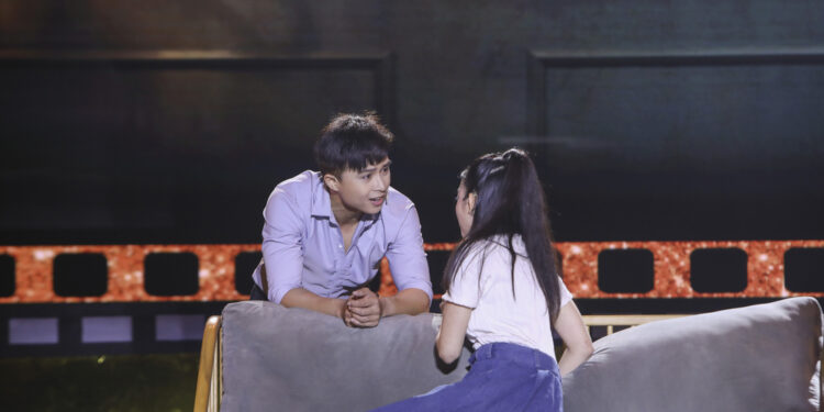 Hoàng Bách đem đến tiết mục gia đình đầy bi kịch