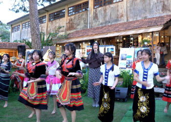 Nữ ca sĩ Phúc Anh nghẹn ngào khi theo dõi các bạn trẻ khiếm thính trình diễn “54 dân tộc Việt Nam” bằng ngôn ngữ cơ thể