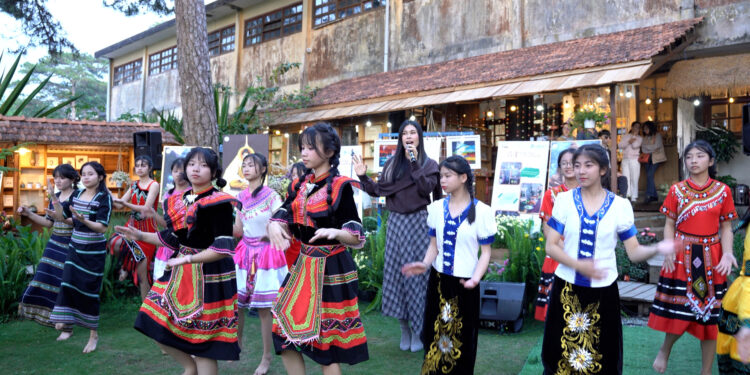 Nữ ca sĩ Phúc Anh nghẹn ngào khi theo dõi các bạn trẻ khiếm thính trình diễn “54 dân tộc Việt Nam” bằng ngôn ngữ cơ thể