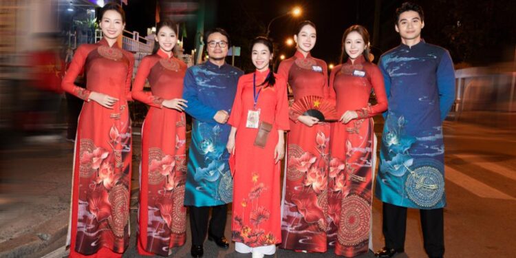 Đạo diễn Hoàng Nhật Nam và dàn Hoa hậu, Nam vương nhà Sen Vàng diễu hành cùng khối Văn hóa, Thể thao, Truyền thông trong Lễ 30/4