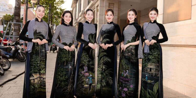 Dàn Hoa, Á hậu Sen Vàng rạng rỡ trong tiết mục múa dân vũ chào mừng Lễ kỷ niệm 50 năm Ngày Giải phóng miền Nam, thống nhất đất nước