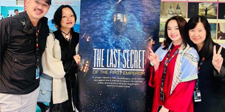 Kaity Nguyễn, Hồ Thu Anh và Bùi Thạc Chuyên chụp ảnh giúp giới thiệu teaser poster phim “Hộ Linh Tráng Sĩ” tại chợ phim ở LHP Quốc tế Cannes