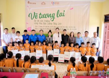 Lương Thuỳ Linh đến vùng sâu, sơn sửa trường học giúp học sinh đến trường