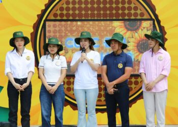 Cuộc đời nở hoa – Tập 7: Không cầm được nước mắt trước cảnh người bà gần 80 tuổi đi nhặt ve chai để nuôi cháu gái mồ côi