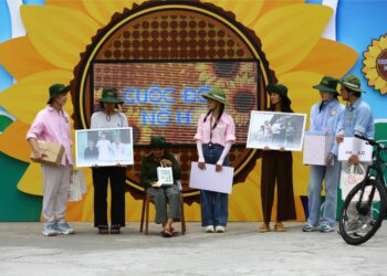 CEO Phạm Kim Dung và đạo diễn Hoàng Nhật Nam bù đắp cho hoàn cảnh khó khăn ở “Cuộc đời nở hoa”