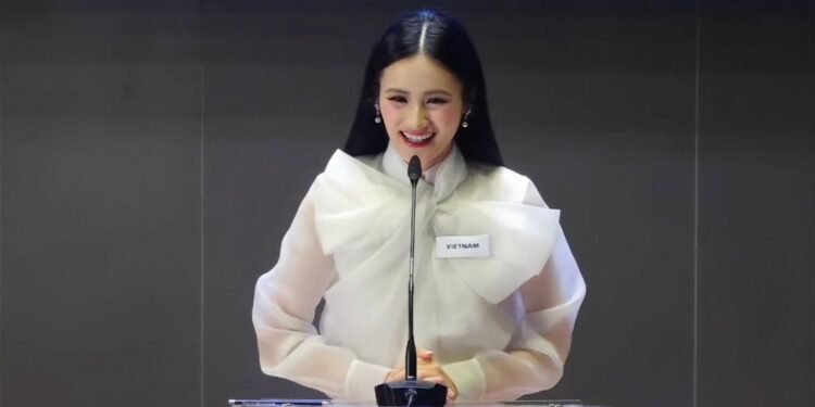 Phần thi Head To Head Challenge của Hoa hậu Ý Nhi tại Miss World