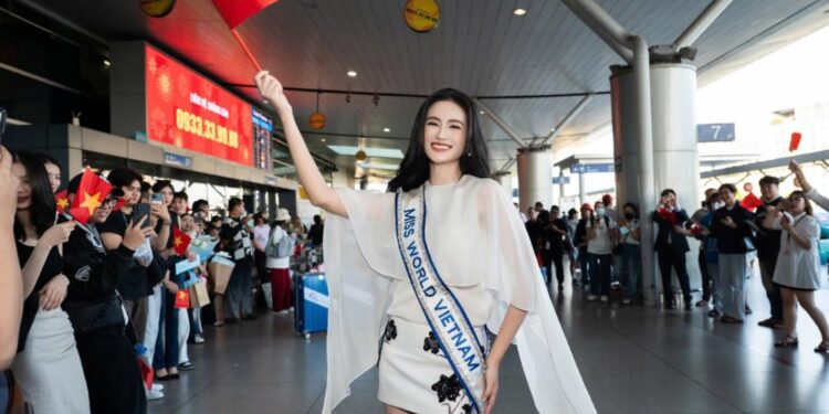 Hàng trăm khán giả ra sân bay tiễn Hoa hậu Ý Nhi sang Ấn Độ thi Miss World