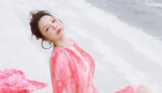 Vẻ đẹp thanh nhã của Lý Nhã Kỳ bay bổng trên Vịnh Hạ Long