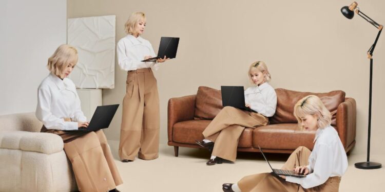 Mua laptop đi học 2025: Mỏng nhẹ, AI, pin lâu đang là “combo” được săn đón