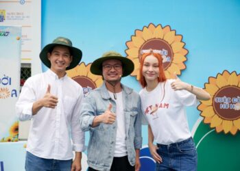 Đạo diễn Hoàng Nhật Nam, ca sĩ MLee và diễn viên Ma Ran Đô đội mưa giúp đỡ hoàn cảnh khó khăn