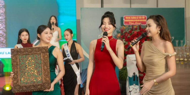 Top 45 Thí Sinh Hoa Hậu Hoàn Vũ Việt Nam Dự Khai Trương Sân Golf 27 Hố Đẳng Cấp Quốc Tế Tại  Long An