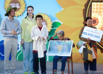 Cuộc Đời Nở Hoa trao tặng thêm hơn 200 triệu đồng, tổng số tiền giúp đỡ hoàn cảnh khó khăn vượt 1 tỷ đồng 