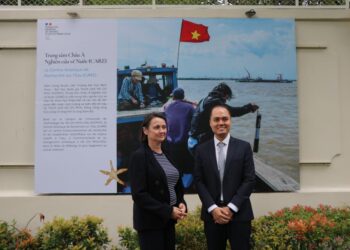 14 bức ảnh về chủ đề Đại Dương được trưng bày trên tường bao quanh Dinh thự Pháp tại TP.HCM