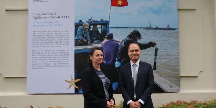 14 bức ảnh về chủ đề Đại Dương được trưng bày trên tường bao quanh Dinh thự Pháp tại TP.HCM