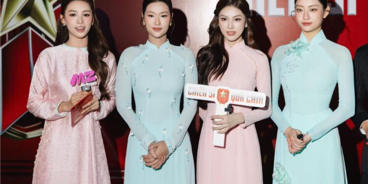 Đoàn Thiên Ân, Lương Thùy Linh tham quan triển lãm vinh quang Công an Nhân dân Việt Nam