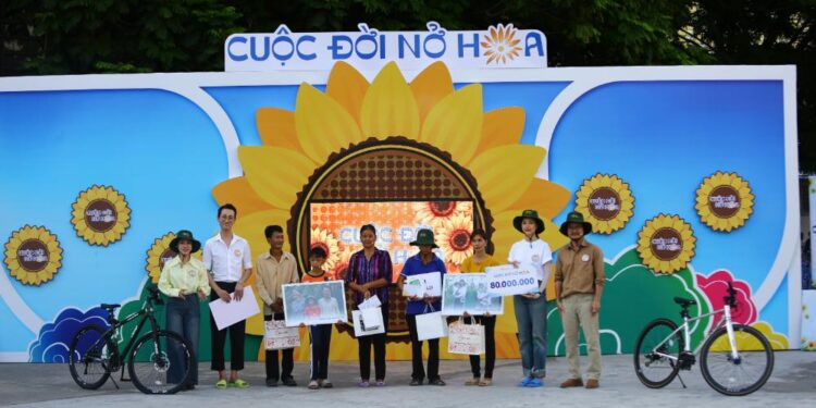 Cuộc đời nở hoa tiếp tục trao thêm gần 150 triệu đồng cho gia đình khó khăn