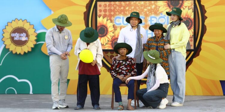 Cuộc Đời Nở Hoa: Xúc động chuyện người mẹ có con trai chậm phát triển trí tuệ, cô gái Ê-đê bị chồng bỏ rơi   