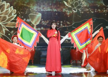 Yến Khoa thổi hồn dân gian vào sân khấu Đánh Thức Đam Mê 2025, gây ấn tượng mạnh với múa rồng, cờ ngũ sắc và trống hội