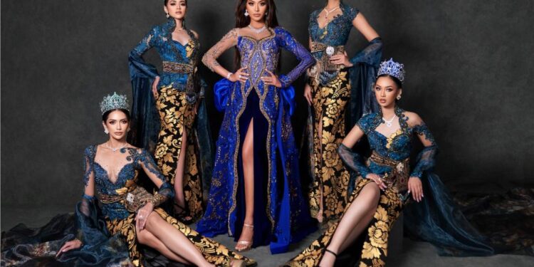 Fan Quốc Tế Ấn Tượng Với Khung Hình Mang Tính “Chuyển Giao Thế Hệ” Của Miss Cosmo 2024 – Ketut Permata Juliastrid Và Top 4 Puteri Indonesia 2025   