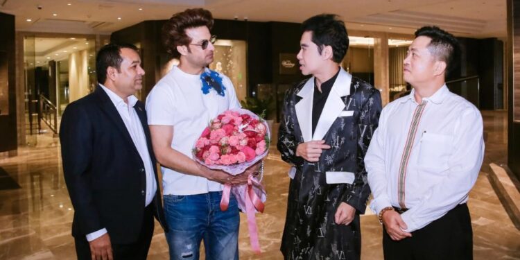 Diễn viên “Cuộc đời Đức Phật” đáp chuyến bay từ Ấn Độ đến thăm Ngọc Sơn tại Thái Lan