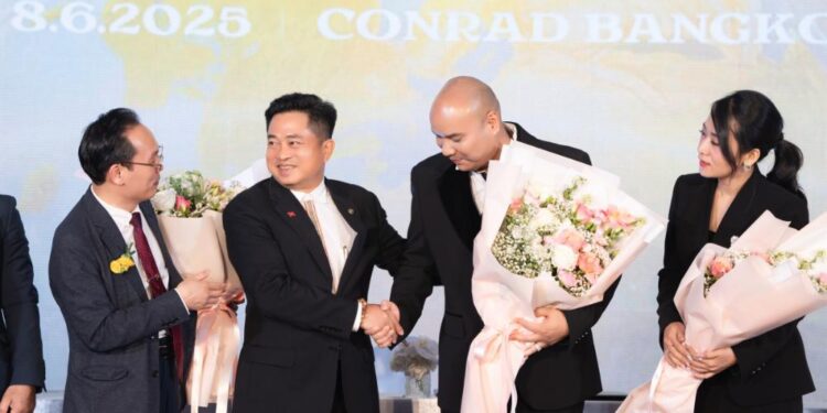 Nguyên Phó Thủ tướng Thái Lan chúc mừng A Tuân trong lễ ra mắt dự án tầm vóc quốc tế