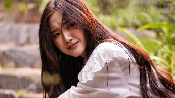 Thoại Nghi hát về “Điều Đau Lòng Nhất” khi đang lưu diễn châu Âu, đánh dấu bước trưởng thành trong âm nhạc