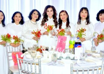 Tái ngộ sau 40 năm: Hoa hậu Kim Hồng cùng bạn cũ ôn kỷ niệm dưới mái trường xưa