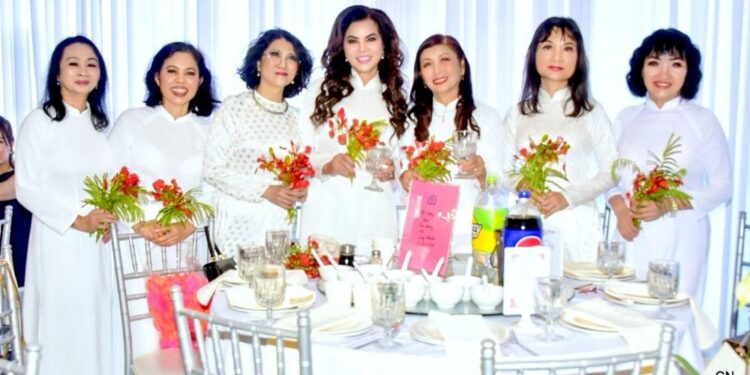 Tái ngộ sau 40 năm: Hoa hậu Kim Hồng cùng bạn cũ ôn kỷ niệm dưới mái trường xưa