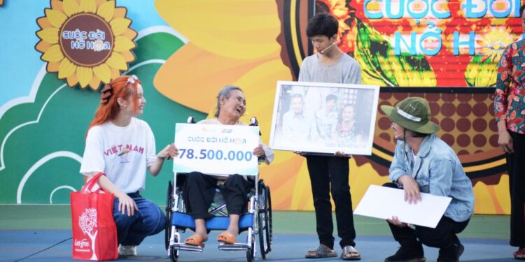 MLee và Ma Ran Đô giúp nhân vật Cuộc Đời Nở Hoa chuộc lại nhà, có tiền chữa bệnh và học nghề 