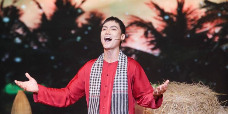 Giám khảo Vũ Thành Vinh thích thú với màn trình diễn cực sôi động của Lê Minh Thuấn