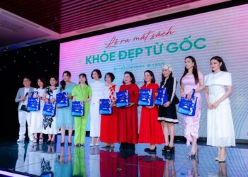 Á hậu Mrs World, TS. Nguyễn Thu Hương lần đầu tiên khóc trên sân khấu khi giới thiệu sách mới