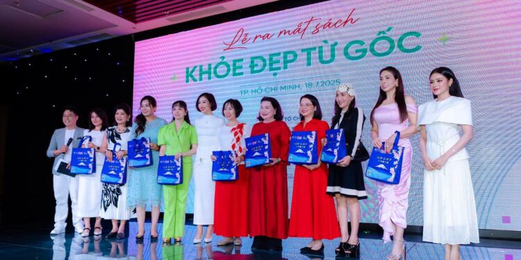 Á hậu Mrs World, TS. Nguyễn Thu Hương lần đầu tiên khóc trên sân khấu khi giới thiệu sách mới