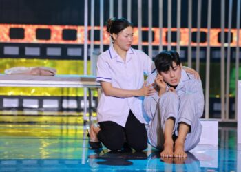 Thái Hưng hóa thành gã tâm thần biến thái, khiến người xem ám ảnh với ánh mắt sắc nét