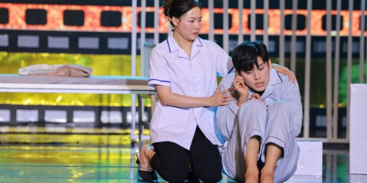 Thái Hưng hóa thành gã tâm thần biến thái, khiến người xem ám ảnh với ánh mắt sắc nét