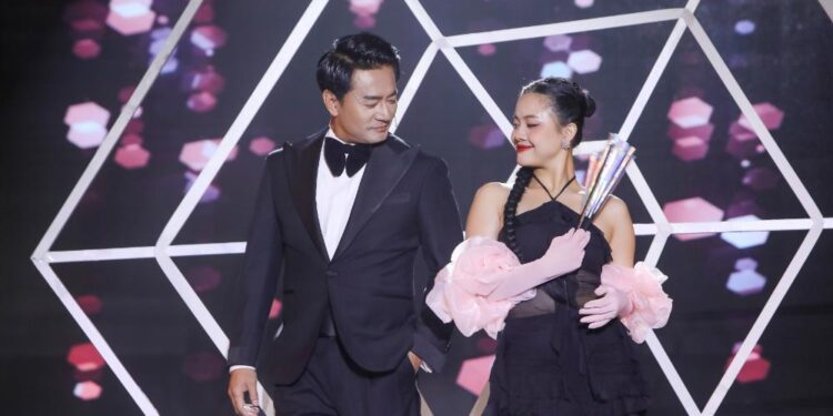 “Jang Dong Gun Việt Nam” – Trương Minh Cường xuất hiện đầy lịch lãm tại sân khấu Tình Bolero 2025