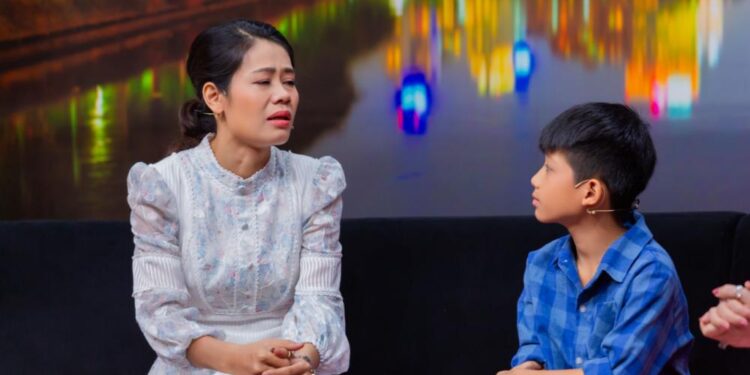 Cha bị tai biến, cậu bé 11 tuổi Công Vinh khiến MC Ốc Thanh Vân xúc động vì sự “hiểu chuyện”