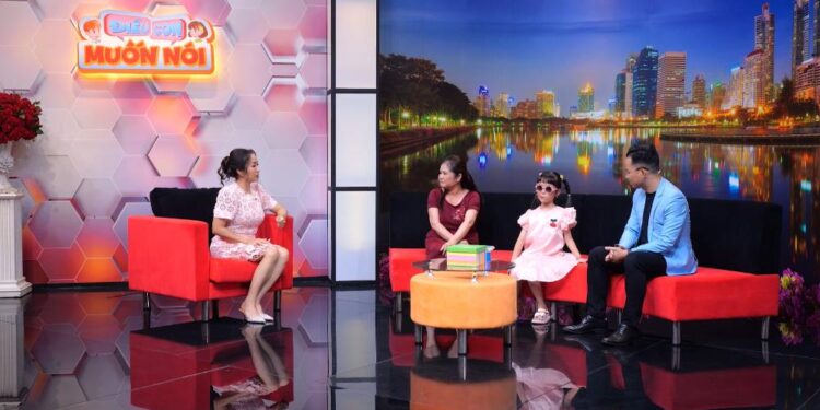 Điều Con Muốn Nói: Ốc Thanh Vân rơi nước mắt trước cô bé khiếm thị 8 tuổi bị ba mẹ bỏ rơi từ khi mới sinh ra