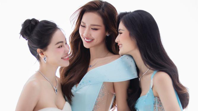 CEO Phạm Kim Dung, Giám đốc quốc gia Miss World Vietnam 2025 Bảo Ngọc chung khung hình Hoa hậu Ý Nhi